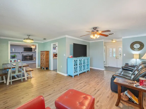 10 Lake Lorraine Cir, Shalimar, FL 32579