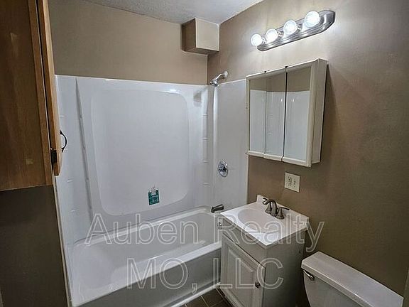 5th image of 5407 Harrison St #1F