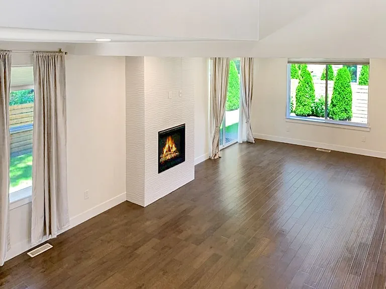 707 Newport Ct NE — Photo 6
