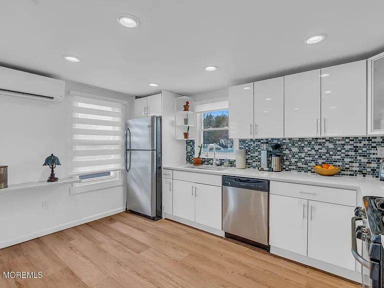 323 Roosevelt Ave — Photo 9