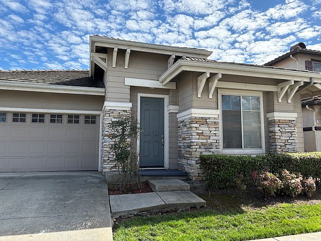 Nice quiet single story detached residential home in Fremont with 3 bedrooms, 2 baths and 2 car garage. New laminate flooring, LED lighting, kitchen sink with 4 modern ceiling fans.
