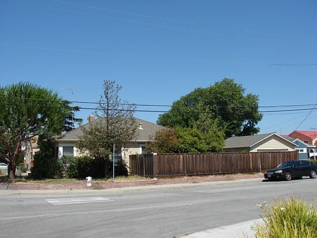 2nd image of 1832 Beech St