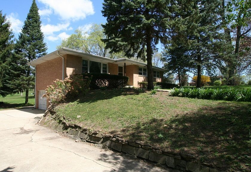 2nd image of 2068 W Palatine Rd
