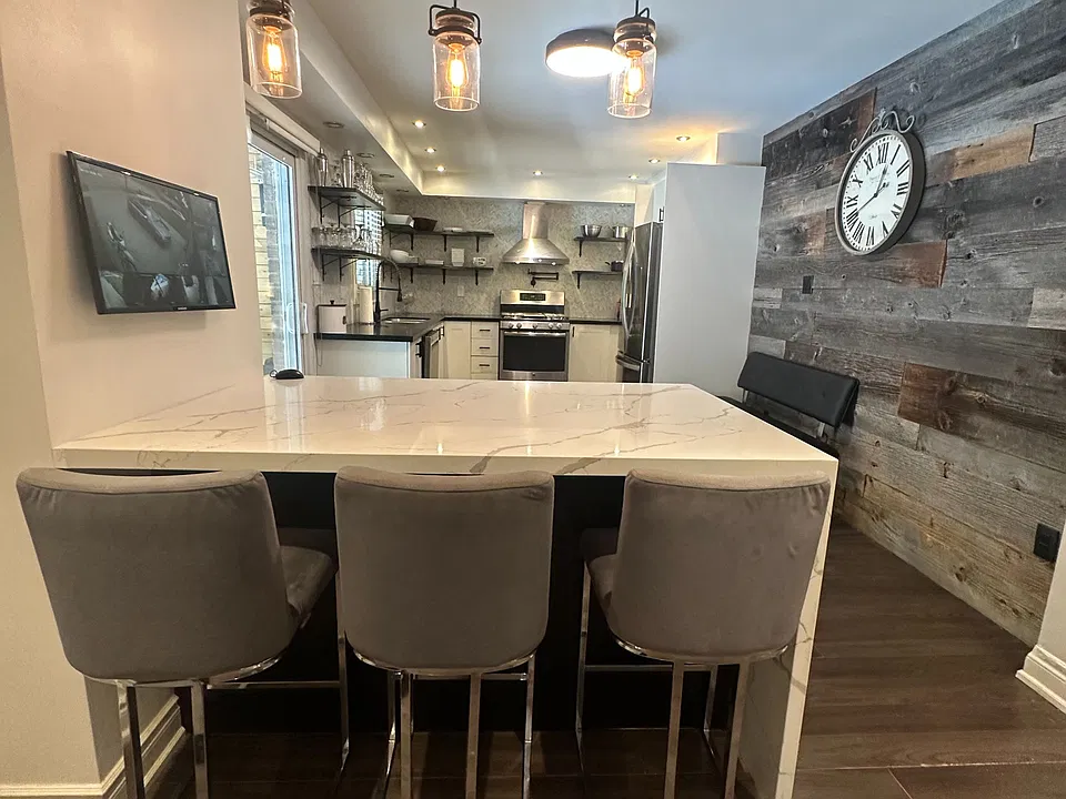 137 Ravenscroft Rd #MAIN FLOOR