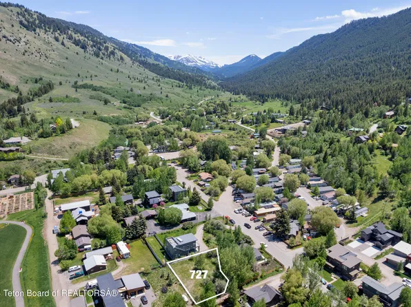 727 Cache Creek Dr, Jackson, WY 83001