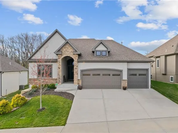 1741 NE Parkwood Dr, Lees Summit, MO 64064