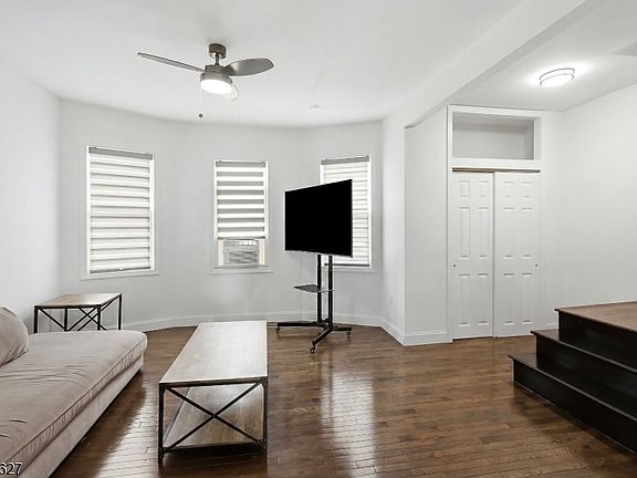 3rd image of 15 Prospect St