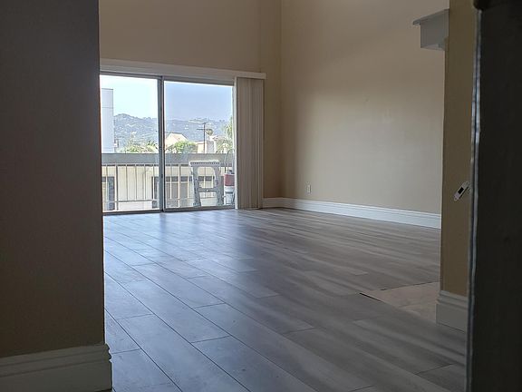 1st Floor Foyer & Living Room