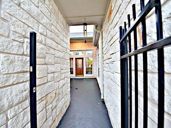 4th image of 10108 Valderrama Dr