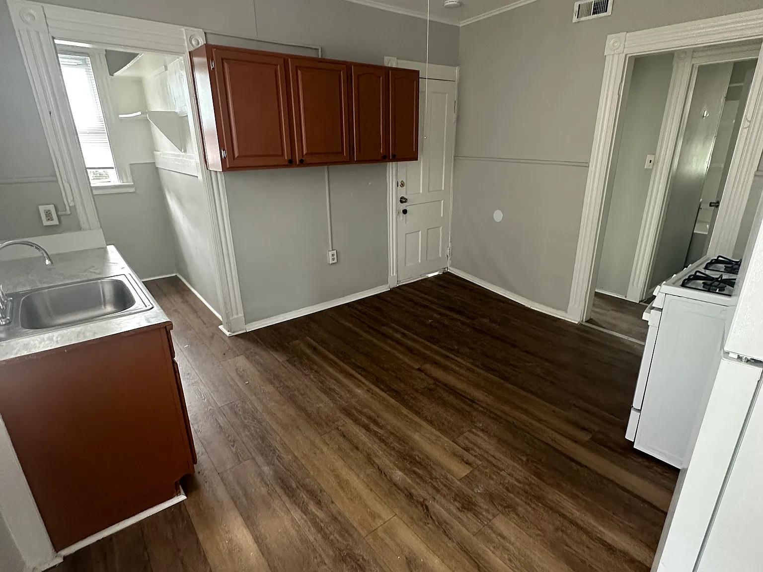 3 bed, 1200 sqft, $2,000 — Photo 2