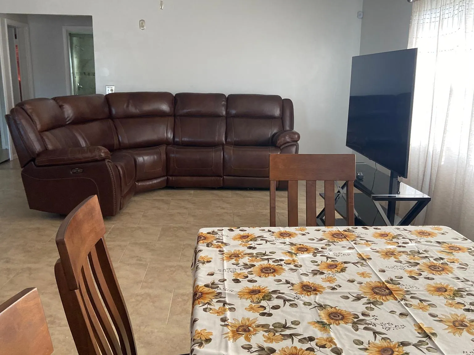 4 bed, 3132 sqft, $975 — Photo 3