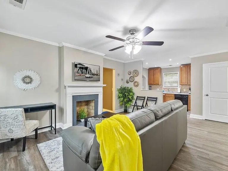 825 Erin Ave SW — Photo 1