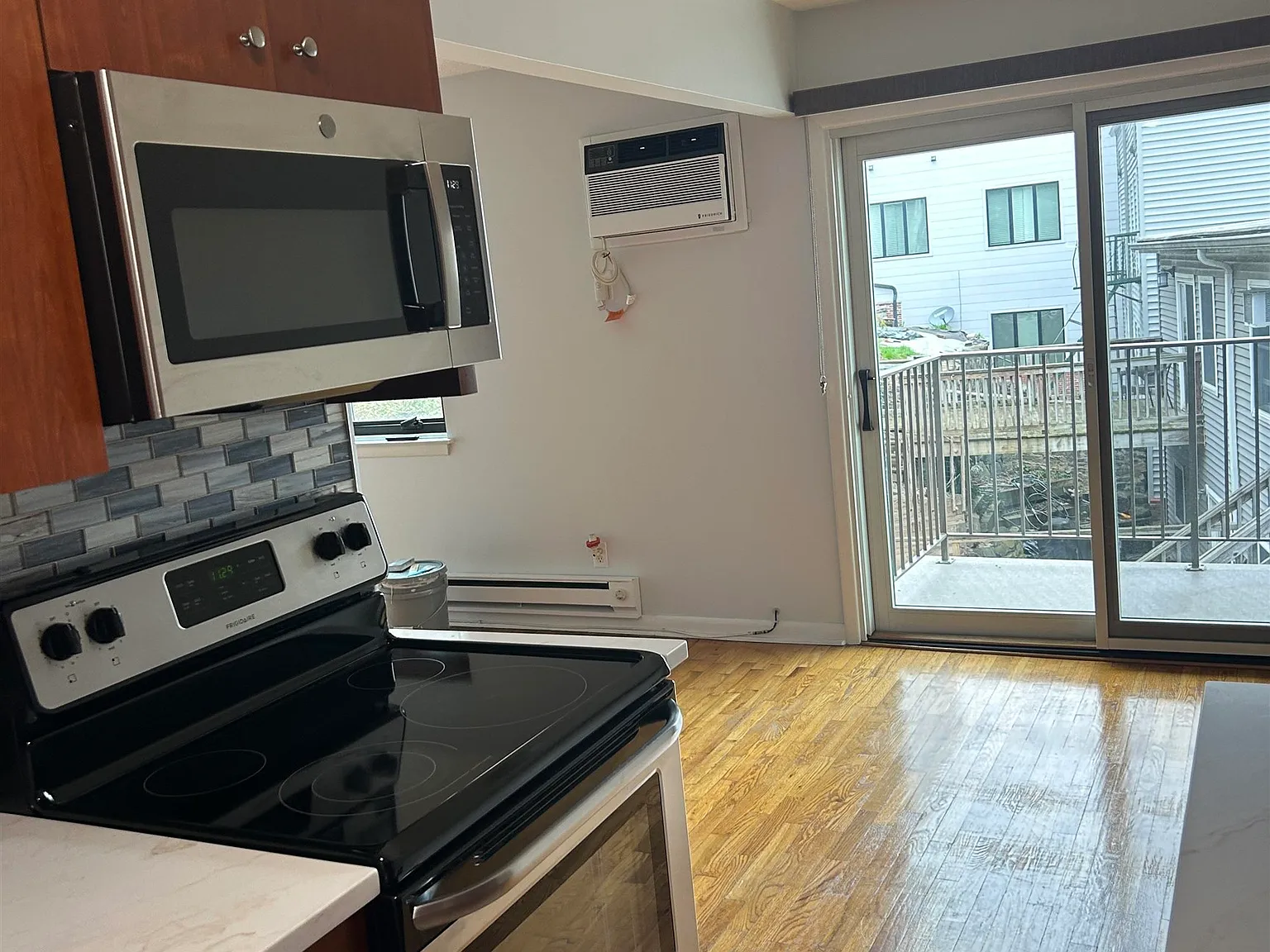 1 bed, 1.0 bath, $2,350 — Photo 2