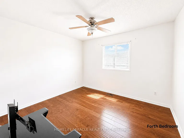 1033 Grandview St N — Photo 19