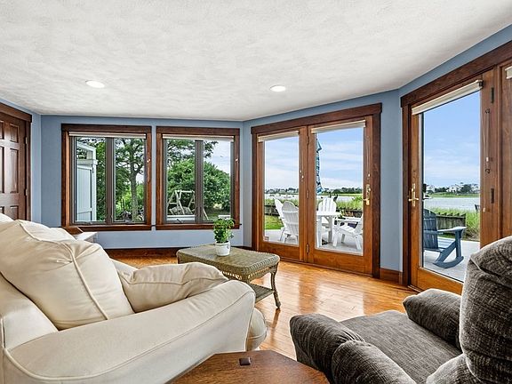 5th image of 27 Harbor St