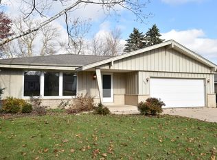 1990 Rambling Rose Rd, Waukesha, WI 53186