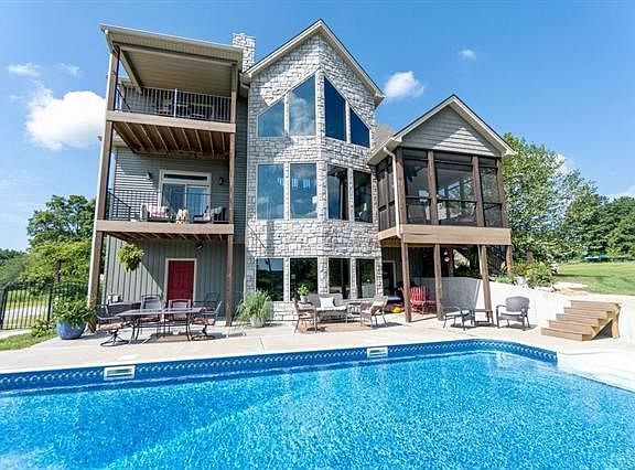 2nd image of 153 Yacht Club Cir