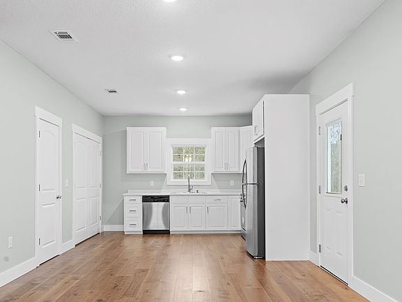 4th image of 596 Beach Rd