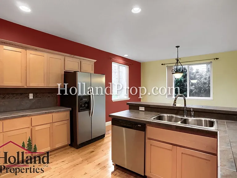 319 NW Wildwood St — Photo 14