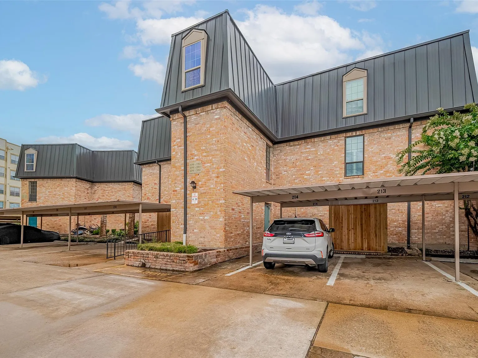 2 bed, 2.0 bath, 1224 sqft, $1,800 — Photo 3
