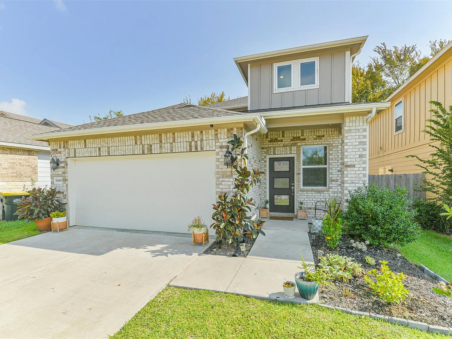 4 bed, 2.5 bath, $2,500 — Photo 2