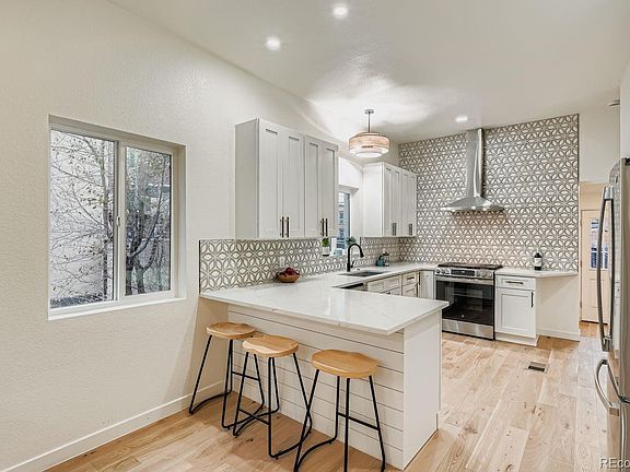 4th image of 2423 Glenarm Place