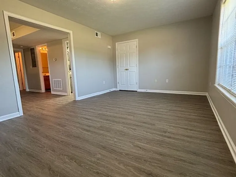 101 Braxton Ct — Photo 2