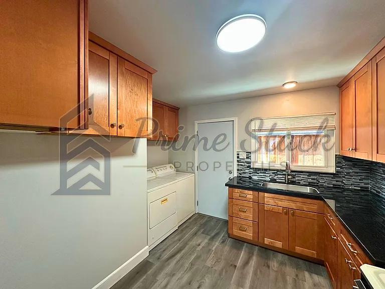 122 Asbury St — Photo 8