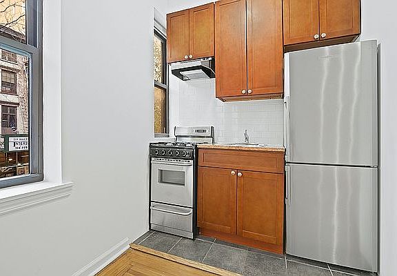 4th image of 220 W 24th St APT 2O