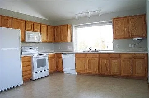 4227 N 172nd Ave — Photo 2