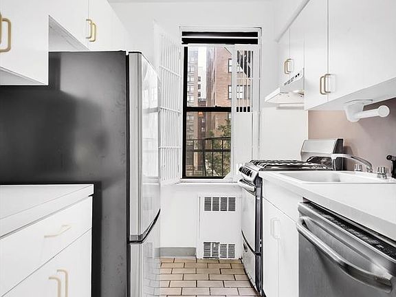 4th image of 50 E 8th St #5B