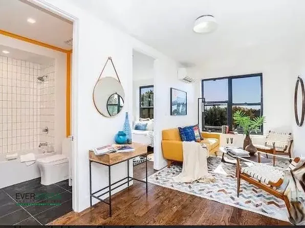 2250 Clarendon Road image 2 of 7