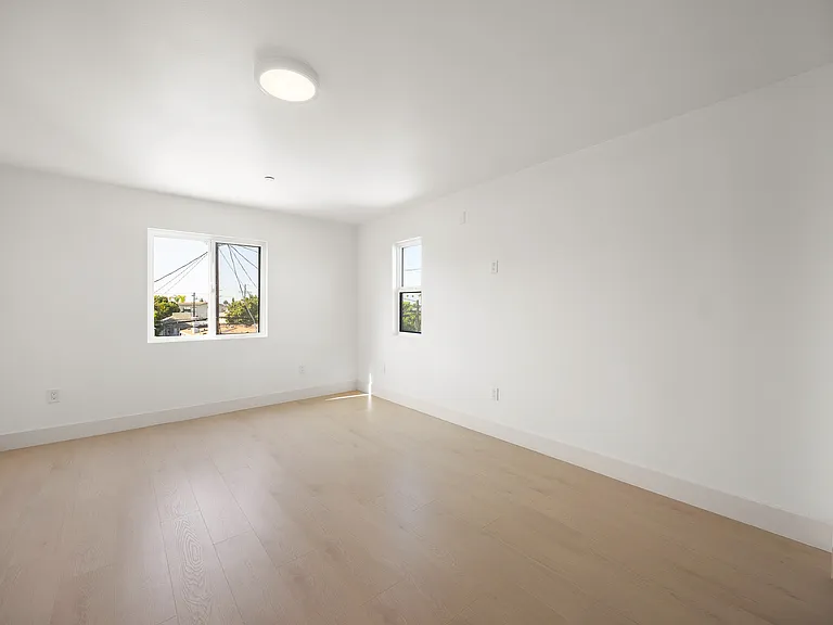 1276 W 38th St #3 — Photo 10