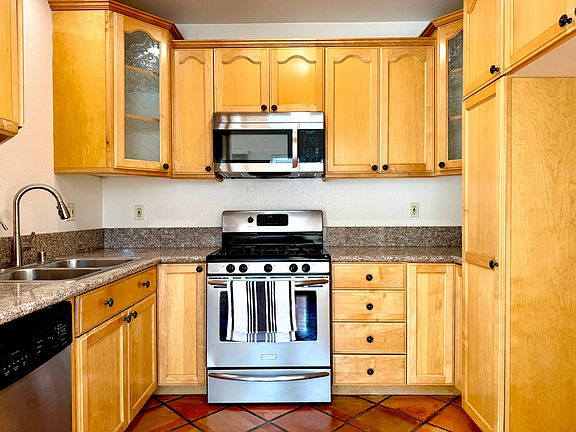 5th image of 1087 E Grand Ave Unit 102