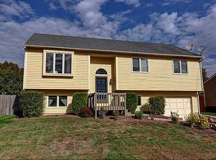 27 Sarah Ln, Warwick, RI 02889