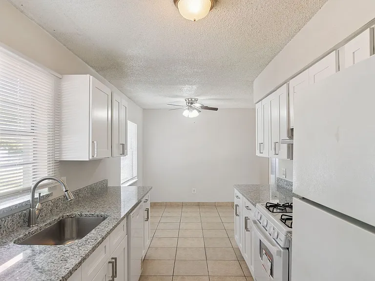 2853 Sanford Ave — Photo 4