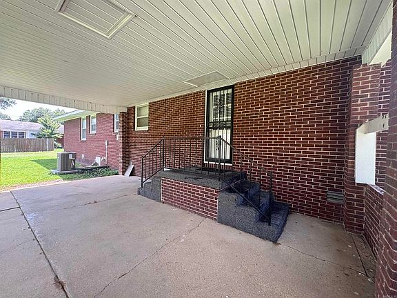 4th image of 800 SW 9th St