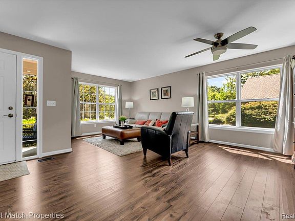 4th image of 1633 Four Seasons Dr