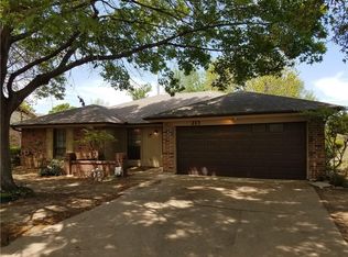 213 Shady Oaks Dr, Burleson, TX 76028