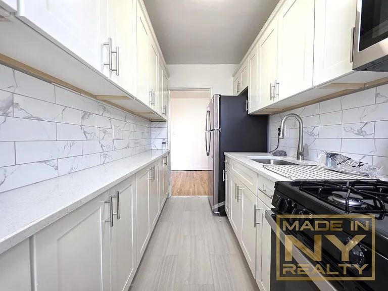140-21 Burden Cres #603 — Photo 2