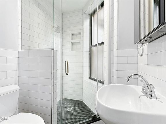 5th image of 452 Amsterdam Ave