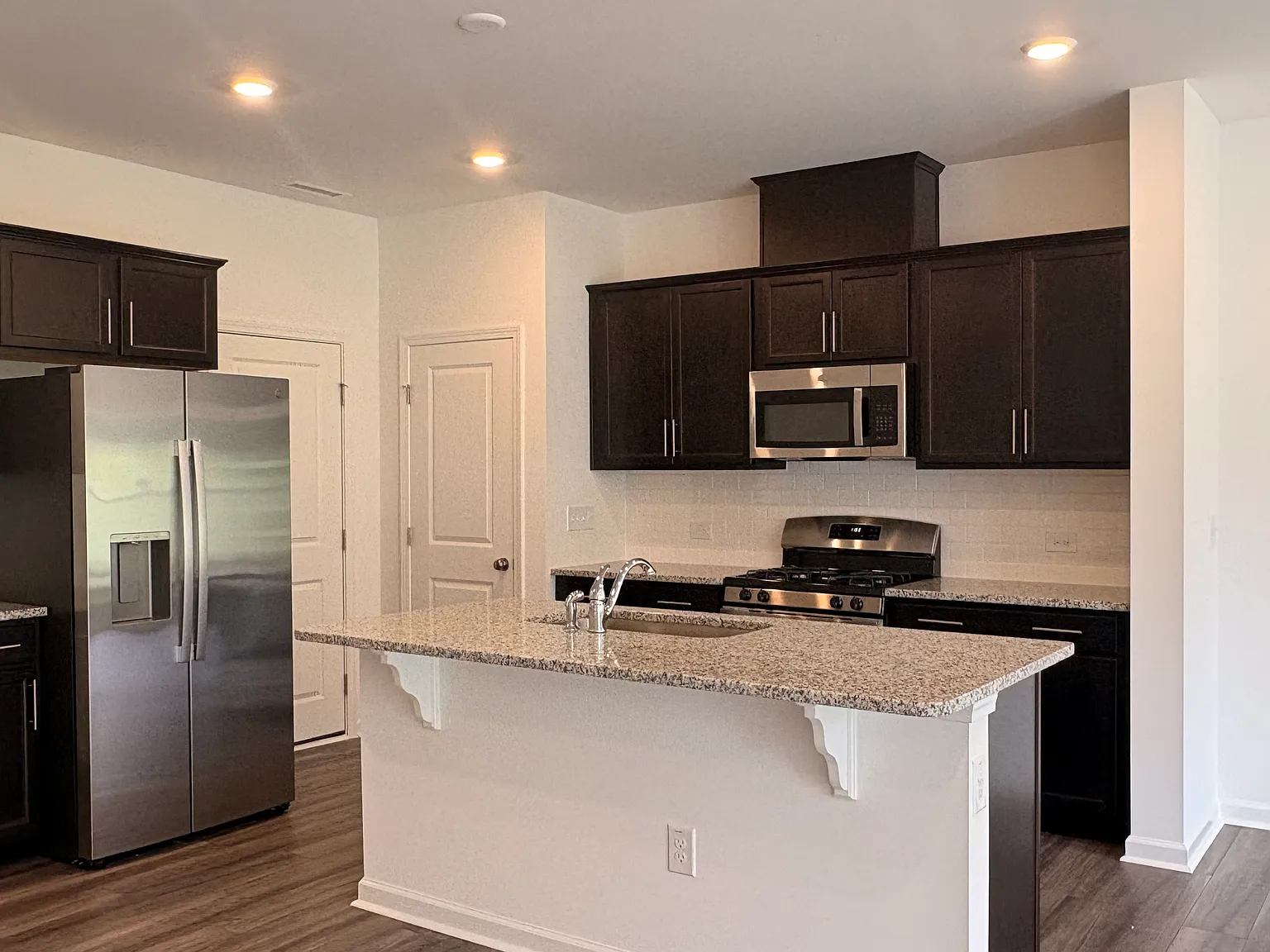 3 bed, 2.5 bath, 1581 sqft, $1,980 — Photo 2