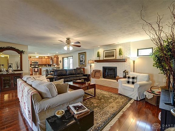 3rd image of 154 Royal Oaks Dr