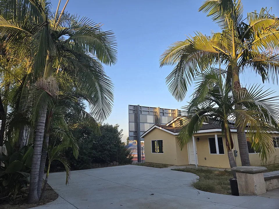 15219 Los Robles Ave