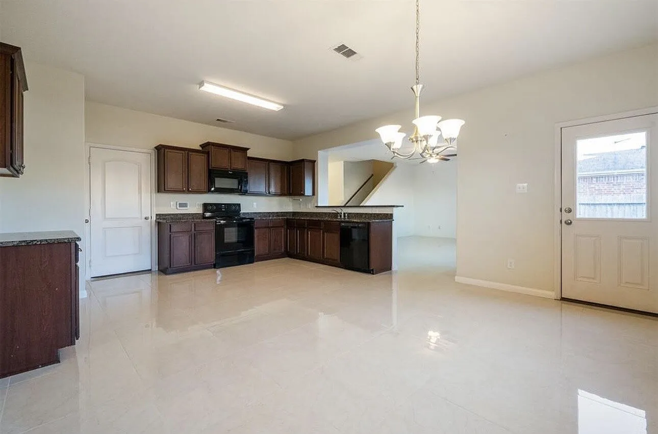 4 bed, 2.5 bath, 1999 sqft, $2,400 — Photo 4