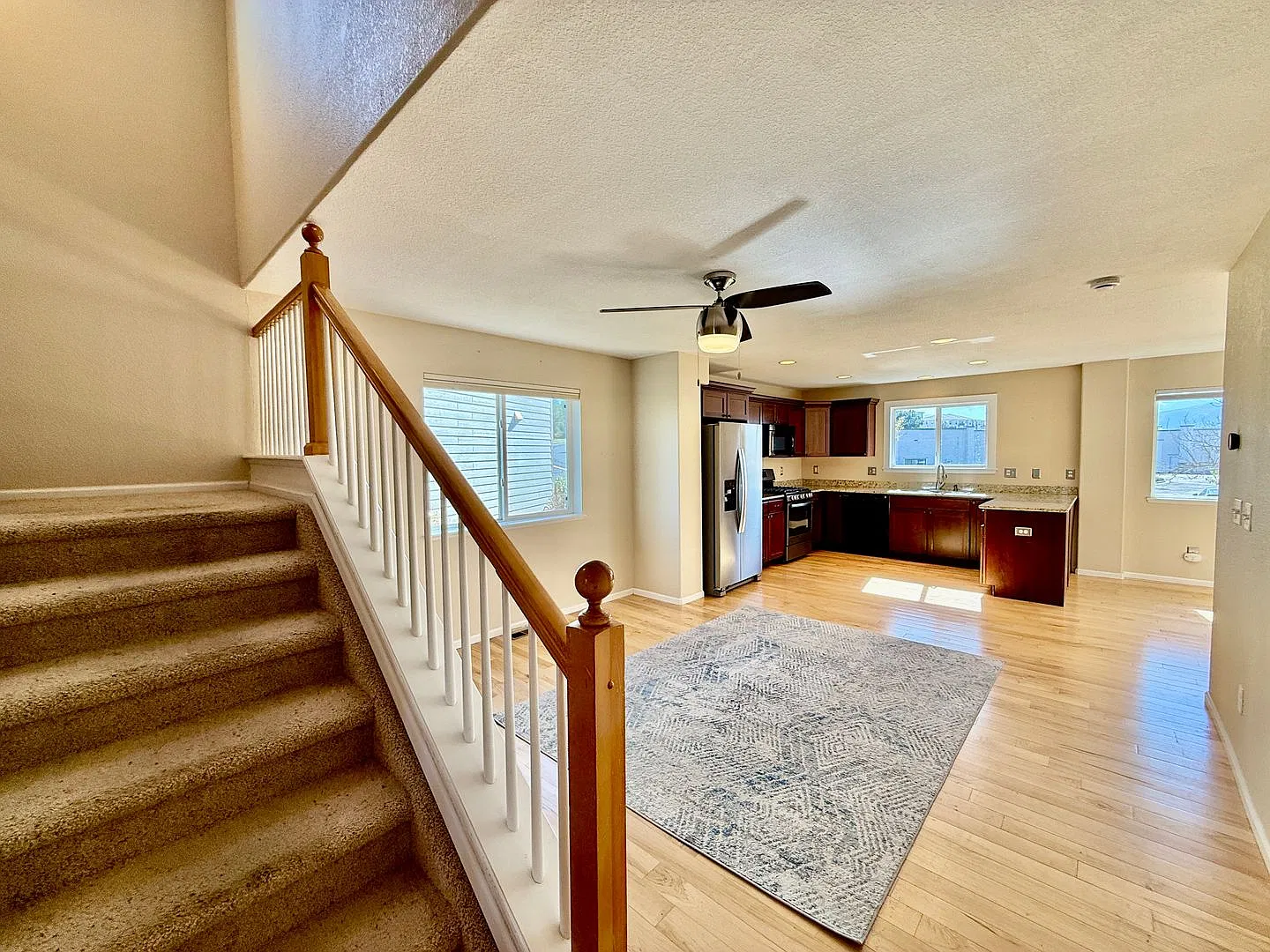 Spacious 3-Bed Home with Mountain Views Near Voyager & Interquest — Photo 2