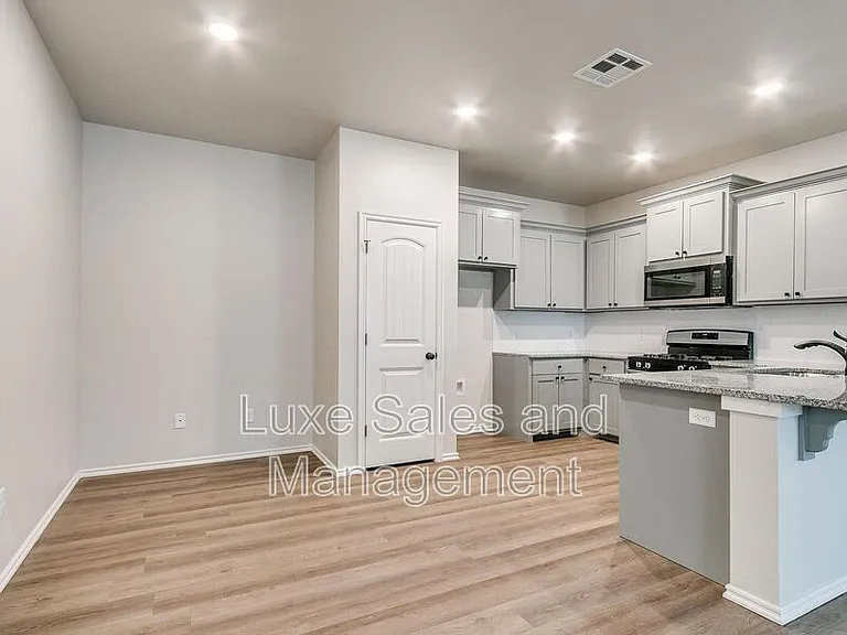 8002 NW 105th Ter — Photo 6