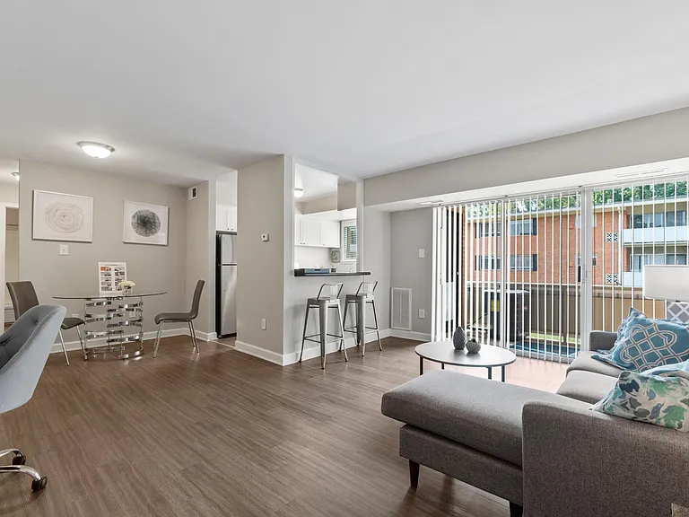404 Rivertowne Apartment Homes — Photo 10