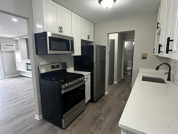 5th image of 18W155 63rd St APT B203