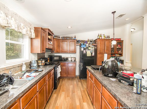 3rd image of 1425 River Oaks Dr